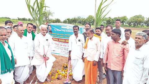 ಕಲಾದಗಿ ಸಮೀಪದ ಸೀಮಿಕೇರಿಯಲ್ಲಿ ಗ್ರಾಮದಲ್ಲಿ  ಏತ ನೀರಾವರಿ ಯೋಜನೆಯ ಮೂಲಕ ನೀರಾವರಿ ಕಲ್ಪಿಸುವ ಕಾಮಗಾರಿಗೆ  ಶಾಸಕ ಜೆ.ಟಿ.ಪಾಟೀಲ ಭೂಮಿ ಪೂಜೆ ನೆರವೇರಿಸಿದರು. ಎಂ.ಬಿ.ಸೌದಾಗರ, ಬಸವರಾಜ ಸಂಶಿ, ಪಾಂಡಪ್ಪ ಪೊಲೀಸ್, ಸಂಗಣ್ಣ ಮುಧೋಳ ಇತರರಿದ್ದರು.