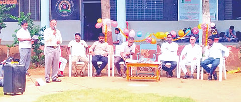 ಕಲಾದಗಿಯ ಹಣ್ಣು ಬೆಳೆಗಾರರ ವಿದ್ಯಾ ಸಂಸ್ಥೆಯಲ್ಲಿ ಪತ್ರಿಕಾ ದಿನಾಚರಣೆ ವಿಶೇಷವಾಗಿ ನಡೆದ ರಸಪ್ರಶ್ನೆ ಕಾರ್ಯಕ್ರಮದಲ್ಲಿ ಮಾತನಾಡುತ್ತಿರುವ ಮುಖ್ಯಶಿಕ್ಷಕ ಆರ್.ವಿ. ಜಾಧವ ಮಾತನಾಡಿದರು. ಪತ್ರಕರ್ತರಾದ ಚಂದ್ರಶೇಖರ ಹಡಪದ, ಸಿಖಂದರ ಬಾವಾಖಾನ, ಮೆಹಬೂಬ ನದಾಫ್, ನಿತೀಶ ಪಾಟೀಲ, ಪತ್ರಿಕಾ ವಿತರಕ ಬಸಪ್ಪ ಪಾಣಿಶೆಟ್ಟಿ ಇತರರಿದ್ದರು.