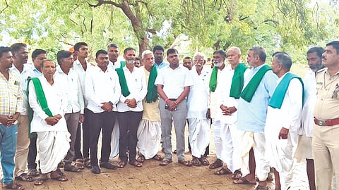 ಕಲಾದಗಿ ಗ್ರಾಮದ ಪ್ರವಾಸಿ ಮಂದಿರದಲ್ಲಿ ರೈತ ಮುಖಂಡರಾದ ಮುತ್ತಪ್ಪ ಕೋರವಾರ, ಕಾಶಿಲಿಂಗ ಮೆಳ್ಳಿಗೇರಿ, ಯಲ್ಲಪ್ಪ ಹೆಗಡೆ ನೇತತ್ವದಲ್ಲಿ ಸೇರಿ ವಿವಿಧ ಗ್ರಾಮಗಳ ರೈತರ ಸಭೆ ನಡೆಯಿತು. ಕೆರೂರು, ನರೇನೂರು, ಮಾಳಗಿ, ಚಿಂಚಲಿಕಟ್ಟಿ ರೈತರು, ಕೆಬಿಜೆಎನ್‌ಎಲ್ ಎಇಇ ವಿಶ್ವನಾಥ ನೀಲಣ್ಣವರ ಇತರರಿದ್ದರು.