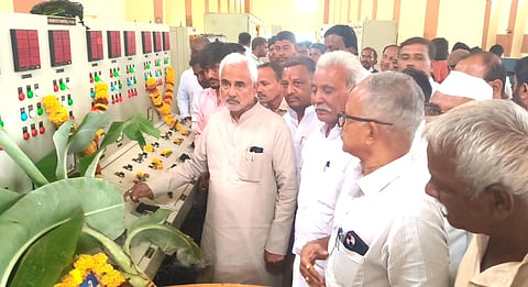ಕಲಾದಗಿಯಲ್ಲಿ ಹೆರಕಲ್ ಏತ ನೀರಾವರಿ (ದಕ್ಷಿಣ)ಯೋಜನೆಯ ಕಳಸಕೊಪ್ಪ ಕೆರೆ ತುಂಬುವ ಕಾರ್ಯಕ್ಕೆ ಶಾಸಕ ಜೆ.ಟಿ. ಪಾಟೀಲ ಚಾಲನೆ ನೀಡಿದರು. ಮುಖಂಡರಾದ ಎಂ.ಬಿ. ಸೌದಾಗರ, ಸಂಗಣ್ಣ ಮುಧೋಳ, ಪಾಂಡು ಪೊಲೀಸ್ ಇತರರಿದ್ದರು.