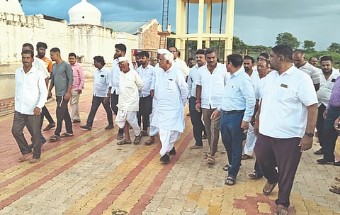  ತುಳಸಿಗೇರಿಯ ಮಾರುತೇಶ್ವರ ದೇವಸ್ಥಾನದಲ್ಲಿ ಇನ್ನಿತರ ಸುವ್ಯವಸ್ಥೆಗಳ ನಿರ್ಮಾಣಕ್ಕಾಗಿ ಜಿಲ್ಲಾಧಿಕಾರಿ ಸಂಗಪ್ಪ ಹಾಗೂ ಮತ್ತಿತರ ಅಧಿಕಾರಿಗಳೊಂದಿಗೆ  ಶಾಸಕ ಜೆ.ಟಿ.ಪಾಟೀಲ ಪರಿಶೀಲನೆ ನಡೆಸಿದರು. ತಹಸೀಲ್ದಾರ್ ವಾಸುದೇವಸ್ವಾಮಿ, ಆಹಾರ ಇಲಾಖೆಯ ಜಿಲ್ಲಾ ಅಧಿಕಾರಿ ಶ್ರೀಶೈಲ ಕಂಕಣವಾಡಿ, ತಾಪಂ ಇಒ ಸುಭಾಷ ಸಂಪಗಾವಿ ಇದ್ದರು.