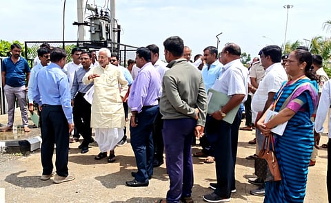 ಗದ್ದನಕೇರಿ ಕ್ರಾಸ್‌ನಲ್ಲಿ ಶಾಸಕ ಜೆ.ಟಿ.ಪಾಟೀಲ ಅಽಕಾರಿಗಳೊಂದಿಗೆ ಭೇಟಿ ನೀಡಿ ಪರಿಶೀಲನೆ ಮಾಡಿದರು. 