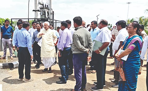 ಗದ್ದನಕೇರಿ ಕ್ರಾಸ್‌ನಲ್ಲಿ ಬಸ್ ನಿಲ್ದಾಣಕ್ಕಾಗಿ ಸ್ಥಳ ಪರಿಶೀಲನೆ ಮಾಡುತ್ತಿರುವ ಶಾಸಕ ಜೆ.ಟಿ. ಪಾಟೀಲ, ಜಿಲ್ಲಾಽಕಾರಿ ಸಂಗಪ್ಪ ಎಂ, ಎಸಿ ಸಂತೋಷ ಜಗಲಾಸಾರ, ತಹಸೀಲ್ದಾರ್‌ ವಾಸುದೇವಸ್ವಾಮಿ ಮುಂತಾದವರಿದ್ದರು.