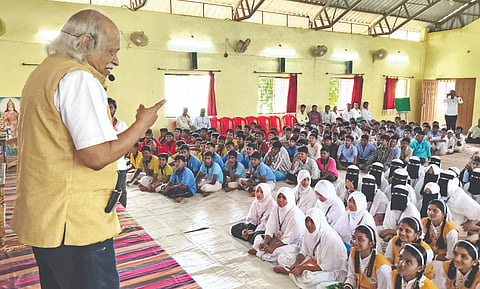 ಕಲಾದಗಿಯಲ್ಲಿ ವಿಶ್ವ ಭಾರತೀಯ ಗ್ರಾಮೀಣಾಭಿವೃದ್ಧಿ ಸಂಘ ಆಯೋಜನೆ ಮಾಡಿದ್ದ ವಿದ್ಯಾರ್ಥಿ ವಿಕಾಸ ಕಾರ್ಯಕ್ರಮದಲ್ಲಿ ಖ್ಯಾತ ಶಿಕ್ಷಣ ತಜ್ಞ ಸುರೇಶ ಕುಲಕರ್ಣಿ ಉಪನ್ಯಾಸ ನೀಡಿದರು. ವಿದ್ಯಾರ್ಥಿಗಳಿದ್ದರು.