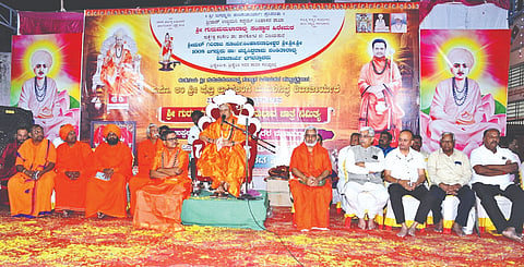 ಕಲಕೇರಿಯ ಗುರುಮರುಳಾರಾಧ್ಯರ ಸಂಸ್ಥಾನ ಹಿರೇಮಠದಲ್ಲಿ ಪುರಾಣ ಮಹಾಮಂಗಲದ ಪ್ರಯುಕ್ತ ನಡೆದ ಧರ್ಮಸಭೆ ಮತ್ತು ಪ್ರಶಸ್ತಿ ಪ್ರಧಾನ ಸಮಾರಂಭದಲ್ಲಿ ಶ್ರೀಶೈಲ ಜಗದ್ಗುರು ಡಾ. ಚನ್ನಸಿದ್ಧರಾಮ ಪಂಡಿತಾರಾಧ್ಯ ಶಿವಾಚಾರ್ಯ ಭಗವತ್ಪಾದರು ಆಶಿರ್ವಚನ ನೀಡಿದರು. ಕೊಕಟನೂರದ ಮಡಿವಾಳೇಶ್ವರ ಶ್ರೀಗಳು,  ಪರದೇಶಿಮಠದ ಶಿವಯೋಗಿ ಶ್ರೀಗಳು, ಅಭಿನವ ಮುನೀಂದ್ರ ಶಿವಾಚಾರ್ಯರು ಮತ್ತಿತರರಿದ್ದರು.