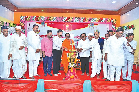 ಕಲಕೇರಿ ಗ್ರಾಮದ ಅನುದಾನಿತ ಬಸವೇಶ್ವರ ಪದವಿ ಪೂರ್ವ ಕಾಲೇಜಿನಲ್ಲಿ ಹಮ್ಮಿಕೊಂಡಿದ್ದ ಸ್ವಾಗತ ಸಮಾರಂಭವನ್ನು ಗಣ್ಯರು ಉದ್ಘಾಟಿಸಿದರು. ಡಾ. ಬಸವರಾಜ ಯಲಿಗಾರ, ಶರಣಯ್ಯ ಭಂಡಾರಿಮಠ, ವಿ.ಆರ್. ಝಳಕಿ, ದೇವೀಂದ್ರ ಗುಮಶೆಟ್ಟಿ, ಅಪ್ಪಾಸಾಬ ಗುಮಶೆಟ್ಟಿ ಇತರರಿದ್ದರು.