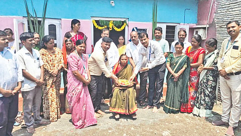  ಕಲಕೇರಿ ಸಮೀಪದ ಅಸ್ಕಿ ಗ್ರಾಮದಲ್ಲಿ ಶ್ರೀಕ್ಷೇತ್ರ ಧರ್ಮಸ್ಥಳ ಗ್ರಾಮಾಭಿವದ್ಧಿ ಯೋಜನೆಯ ವಾತ್ಸಲ್ಯ ಯೋಜನೆಯಡಿ ಮಂಜೂರಾಗಿದ್ದ ಮನೆಯನ್ನು ನಿರ್ಮಿಸಿ ಲಾನುಭವಿಯಾದ ಅಸ್ಕಿ ಗ್ರಾಮದ ಪ್ಯಾಟಿ ಈರಮ್ಮನವರಿಗೆ ವಾತ್ಸಲ್ಯ ಮನೆ ಹಸ್ತಾಂತರಿಸಲಾಯಿತು. ತಾಲ್ಲೂಕು ಯೋಜನಾಧಿಕಾರಿ ಬಿನೋಯಿ, ಸಂಗನಗೌಡ ವನಕಿಹಾಳರು, ಸಿ.ಎಂ.ಟಕ್ಕಳಕಿ ಮತ್ತಿತರರಿದ್ದರು.