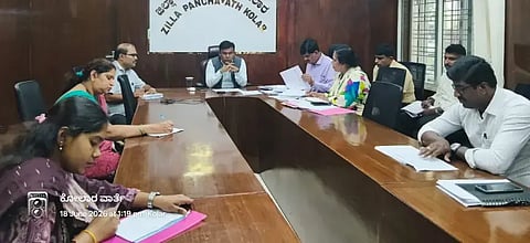 ಕೋಲಾರ ನಗರದ ಜಿಲ್ಲಾ ಪಂಚಾಯಿತಿ ಕಚೇರಿಯಲ್ಲಿ ಗುರುವಾರ ನಡೆದ ಬಿಇಒ, ಸಿಡಿಪಿಒ ಅಧಿಕಾರಿಗಳ ಸಭೆಯಲ್ಲಿ ಜಿ.ಪಂ ಸಿಇಒ ಡಾ.ಪ್ರವಿಣ್​ ಪಿ.ಬಾಗೇವಾಡಿ ಮಾತನಾಡಿದರು. ಟಿ.ಕೆ.ರಮೇಶ್​, ಅಲ್ಮಾನ್​ ರ್ವೀನ್​ ತಾಜ್​ ಇದ್ದರು.   