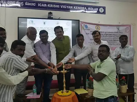 ಕೋಲಾರ ನಗರದ ತೋಟಗಾರಿಕೆ ಮಹಾವಿದ್ಯಾಲಯದ ಐಸಿಎಆರ್​ಟಿ ಕೇಂದ್ರದಲ್ಲಿ ನಡೆದ ರೇಷ್ಮೆ ಕೃಷಿಯನ್ನು ಉತ್ತೇಜಿಸುವ ಉದ್ದೇಶದಿಂದ ರೈತರಿಗಾಗಿ ಹಮ್ಮಿಕೊಂಡಿದ್ದ ಸಾಮರ್ಥ್ಯ ಅಭಿವೃದ್ಧಿ ತರಬೇತಿಯನ್ನು ಪ್ರಧಾನ ವಿಜ್ಞಾನಿ ಡಾ.ಮಹಾಂತೇಶ ಶಿರೂರ್​ ಉದ್ಘಾಟಿಸಿದರು.  