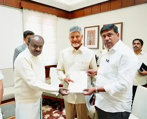 ದೆಹಲಿಯಲ್ಲಿ ಆಂಧ್ರ ಸಿಎಂ ಚಂದ್ರಬಾಬು ನಾಯ್ಡು ಅವರಿಗೆ ಸಂಸದ ಎಂ.ಮಲ್ಲೇಶ್​ ಬಾಬು ಮನವಿ ಸಲ್ಲಿಸಿದರು. ಸಚಿವರಾದ ಎಚ್​.ಡಿ.ಕುಮಾರಸ್ವಾಮಿ, ಭೂಪತಿರಾಜು ಶ್ರೀನಿವಾಸ ವರ್ಮ ಇದ್ದರು. 