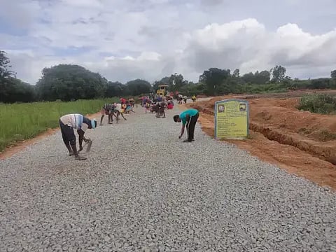 ನರೇಗಾ ಯೋಜನೆಯಡಿ ಕೆಲಸದಲ್ಲಿ ತೊಡಗಿಸಿಕೊಂಡಿರುವ ಕೂಲಿಕಾರರು.