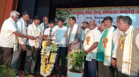 ಕೋಲಾರ ನಗರದ ಟಿ.ಚನ್ನಯ್ಯ ರಂಗಮಂದಿರದಲ್ಲಿ ಜಿಲ್ಲಾ ರೇಷ್ಮೆ ಬೆಳೆಗರರ ಅಭಿವೃದ್ಧಿ ಸಂಘದಿಂದ ಮಂಗಳವಾರ ಹಮ್ಮಿಕೊಂಡಿದ್ದ ರೇಷ್ಮೆ ರೈತರ ದಿನಾಚರಣೆಯನ್ನು ಸಂಸದ ಎಂ.ಮಲ್ಲೇಶ್ ಬಾಬು ಉದ್ಘಾಟಿಸಿದರು. ಕೊತ್ತೂರು ಜಿ.ಮಂಜುನಾಥ್, ಇಂಚರ ಗೋವಿಂದರಾಜು, ಎಂ.ಎಲ್.ಅನಿಲ್ ಕುಮಾರ್, ಕೆ.ವಿ.ಸತೀಶ್ ಇದ್ದರು.