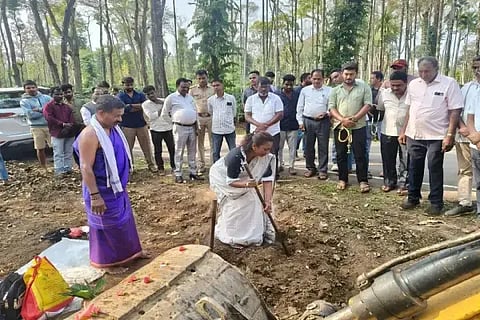 ಕಳಸ-ಬಾಳೆಹೊನ್ನೂರು ರಸ್ತೆಯ ಕಗ್ಗನಳ್ಳ ಸೇತುವೆ ಮರು ನಿರ್ಮಾಣಕ್ಕೆ ಶಾಸಕಿ ನಯನಾ ಮೋಟಮ್ಮ ಗುದ್ದಲಿ ಪೂಜೆ ನೆರವೇರಿಸಿದರು. ಕೆ.ಎ.ಶ್ರೇಣಿಕ್, ವಿಶ್ವನಾಥ್, ಸುಜಿತ್ ಬೆಳ್ಳ, ಶ್ರೀನಿವಾಸ್ ಇತರರಿದ್ದರು.