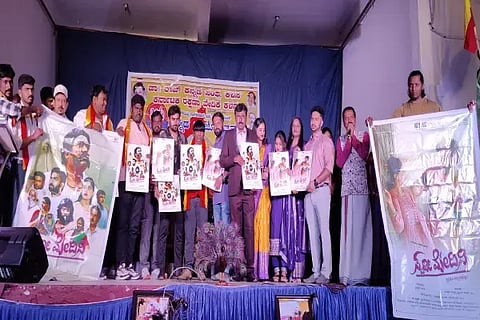 ಕಳಸದಲ್ಲಿ ಸ್ವರ್ಣಮೇದಿನಿ ಚಿತ್ರದ ಪೋಸ್ಟರ್ ಅನ್ನು ನಿರ್ದೇಶಕ ಚಂದ್ರಗಿರಿ ದಿನೇಶ್ ಬಿಡುಗಡೆಗೊಳಿಸಿದರು. ಪ್ರದೀಪ್, ಕಾರ್ತಿಕ್, ಅಪರ್ಣಾ,ಅನುಷಾ, ರಾಜು ಇತರರಿದ್ದರು.
