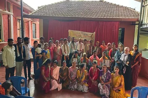 ಕಳಸದಲ್ಲಿ ನಡೆದ ಕರ್ನಾಟಕ ಜಾನನಪದ ಪರಿಷತ್ ಎರಡನೇ ವಾರ್ಷಿಕೋತ್ಸವದಲ್ಲಿ ವಿವಿಧ ಸಾಧಕರನ್ನು ಗೌರವಿಸಲಾಯಿತು. ಗೀತಾ, ಜಾನಕಿ, ಪಿ.ವಿ.ಕೃಷ್ಣಮೂರ್ತಿ ಭಟ್, ಎಚ್.ಆರ್.ಪ್ರಶಾಂತ್ ಇತರರಿದ್ದರು.