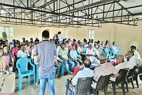 ಫಾರ್ಮ್ ನಂಬರ್ 53ರಲ್ಲಿ ಭೂಮಿಯ ಹಕ್ಕುಪತ್ರ ರದ್ದಾಗಿರುವ ಕುರಿತು ಕಾನೂನು ಹೋರಾಟ ರೂಪಿಸಲು ಕಳಸದಲ್ಲಿ ಸಭೆ ನಡೆಸಲಾಯಿತು. ಕೆ.ಆರ್.ಪ್ರಭಾಕರ್, ನರೇಂದ್ರ, ರಂಗನಾಥ್ ಇತರರಿದ್ದರು.