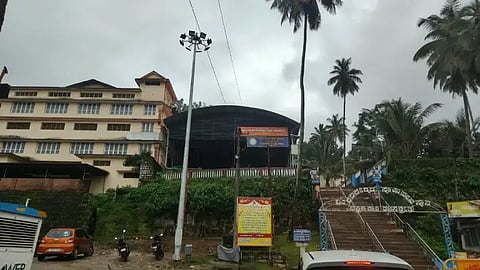 ಕಳಸ ಕಲಶೇಶ್ವರ ದೇವಸ್ಥಾನ ಸಮೀಪ ಅಳವಡಿಸಿರುವ ಹೈಮಾಸ್ಟ್ ದೀಪ.
