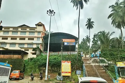 ಕಳಸ ಕಲಶೇಶ್ವರ ದೇವಸ್ಥಾನ ಸಮೀಪ ಅಳವಡಿಸಿರುವ ಹೈಮಾಸ್ಟ್ ದೀಪ.