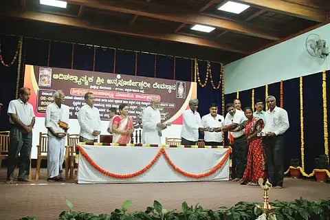 ಹೊರನಾಡಿನಲ್ಲಿ ಗ್ರಾಮೀಣಾಭಿವೃದ್ಧಿ ಯೋಜನೆ ಸವಲತ್ತು ವಿತರಣೆ ಕಾರ್ಯಕ್ರಮದಲ್ಲಿ ಸಂಸದ ಕೋಟ ಶ್ರೀನಿವಾಸ ಪೂಜಾರಿ ತಟ್ಟೆಲೋಟ ವಿತರಿಸಿದರು.
