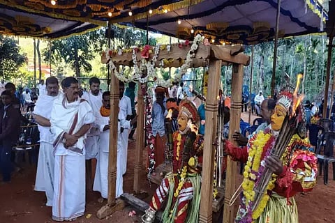 ಹೊರನಾಡಿನ ಹೊಸದೇವರ ಚಾವಡಿ ರಾಜದೈವಸ್ಥಾನದಲ್ಲಿ ರಾಜದೈವದ ಉಯ್ಯಲೆ ಸೇವೆ ನಡೆಯಿತು.