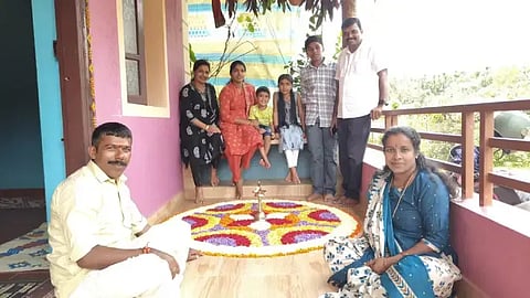 ಓಣಂ ಪ್ರಯುಕ್ತ ಕಳಸದಲ್ಲಿ ಮಲಯಾಳಿಗರ ಮನೆಯೊಂದರಲ್ಲಿ ಪೂಕಳಂ ರಚಿಸಿರುವುದು.