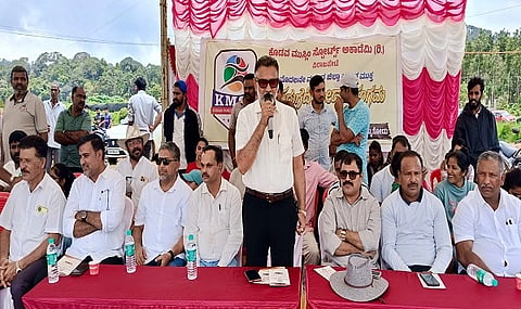  ಜಿಲ್ಲಾ ಮಟ್ಟದ ಮುಕ್ತ ಕೆಸರುಗದ್ದೆ ಕ್ರೀಡಾ ಸಂಗಮದ ಉದ್ಘಾಟನಾ ಕಾರ್ಯಕ್ರಮದಲ್ಲಿ ಸೂಫಿ ಹಾಜಿ ಮಾತನಾಡಿದರು. ಕಿಲನ್ ಗಣಪತಿ, ಎಸ್.ಮೊಯ್ದು ಇತರರಿದ್ದರು.