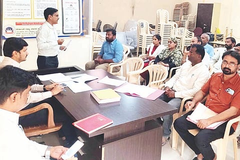 ಕಂಪ್ಲಿ ತಹಸಿಲ್ ಕಚೇರಿ ಸಭಾಂಗಣದಲ್ಲಿ ಪಲ್ಸ್ ಪೋಲಿಯೋ ಅಭಿಯಾನ ನಿಮಿತ್ತ ತಾಲೂಕು ಮಟ್ಟದ ಟಾಸ್ಕ್ ಫೋರ್ಸ್ ಸಮಿತಿ ಸಭೆಯಲ್ಲಿ ತಾಲೂಕು ಆರೋಗ್ಯ ಮೇಲ್ವಿಚಾರಣಾಧಿಕಾರಿ ಡಾ.ಜಿ.ಅರುಣ್ ಮಾತನಾಡಿದರು. ತಹಸೀಲ್ದಾರ್ ಜೂಗಲ ಮಂಜುನಾಯಕ, ಪುರಸಭೆ ಮುಖ್ಯಾಧಿಕಾರಿ ಬಿ.ಮಲ್ಲಿಕಾರ್ಜುನ ಇತರರಿದ್ದರು.  