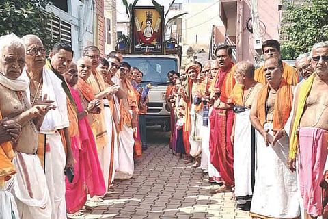 ಕಂಪ್ಲಿ ಕೋಟೆ ಪ್ರದೇಶದಲ್ಲಿ ಶ್ರೀಶ ವಿಠ್ಠಲರ ಭಾವಚಿತ್ರ ಮೆರವಣಿಗೆ ನಡೆಯಿತು. ಭಕ್ತರಾದ ದಿಗ್ಗಾವಿ ವೇಣುಗೋಪಾಲಾಚಾರ್, ಕೇಶವಾಚಾರ್ ಜೋಷಿ, ಶ್ರೀನಿವಾಸ ಪುರೋಹಿತ, ಡಾ.ಧೀರಣ್ಣ ಇತರರಿದ್ದರು. 