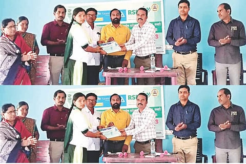 ರಾಮಸಾಗರ ಗ್ರಾಮದಲ್ಲಿ ರೇಷ್ಮೆ ಕೃಷಿ ತರಬೇತಿ ಸಮಾರೋಪ ಸಮಾರಂಭದಲ್ಲಿ ತರಬೇತಿ ಪಡೆದ ಮಹಿಳೆಯರಿಗೆ ತಾಪಂ ಸಹಾಯಕ ನಿರ್ದೇಶಕ ಕೆ.ಎಸ್.ಮಲ್ಲನಗೌಡ ಪ್ರಮಾಣಪತ್ರ ವಿತರಿಸಿದರು. ಅಧಿಕಾರಿಗಳಾದ ರಾಜೇಂದ್ರ, ಅಪೂರ್ವ, ಹಾಲಪ್ಪ, ಮಲ್ಲಿಕಾರ್ಜುನ, ಕೆ.ಲಲಿತಮ್ಮ ಇತರರಿದ್ದರು. 