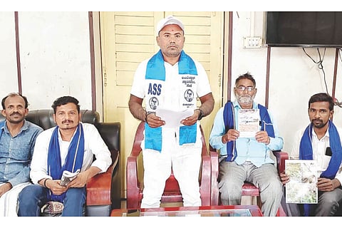 ಕಂಪ್ಲಿಯಲ್ಲಿ ಆಯೋಜಿಸಿದ್ದ ಸಂಘಟನಾ ಸಭೆಯಲ್ಲಿ ಅಂಬೇಡ್ಕರ್ ಸ್ವಾಭಿಮಾನಿ ಸೇನೆ ತಾಲೂಕು ಅಧ್ಯಕ್ಷ ಸಿ.ಎ.ಚನ್ನಪ್ಪ ಮಾತನಾಡಿದರು. ಪ್ರಮುಖರಾದ ಬಸಪ್ಪ ಬಾವಿಕಟ್ಟಿ, ಐ.ಶಂಕ್ರಪ್ಪ, ಸಿ.ಹುಸೇನಪ್ಪ, ಸಿ.ಪೃಥ್ವಿರಾಜ್ ಇದ್ದರು.