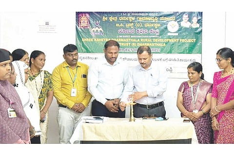 ಕಂಪ್ಲಿಯಲ್ಲಿ ಶ್ರೀ ಕ್ಷೇತ್ರ ಧರ್ಮಸ್ಥಳ ಗ್ರಾಮಾಭಿವೃದ್ಧಿ ಯೋಜನೆ ಬಿ.ಸಿ.ಟ್ರಸ್ಟ್‌ನಿಂದ ಆಯೋಜಿಸಿದ್ದ ಶೌಚಗೃಹ ನಿರ್ಮಾಣ, ಬಳಕೆ ಕುರಿತ ಸೃಜನಶೀಲ ಕಾರ್ಯಕ್ರಮಕ್ಕೆ ಟ್ರಸ್ಟ್ ಜಿಲ್ಲಾ ನಿರ್ದೇಶಕ ರೋಹಿತಾಕ್ಷ ಚಾಲನೆ ನೀಡಿದರು. ಪ್ರಮುಖರಾದ ಎಲ್.ರಾಘವೇಂದ್ರ, ರೇಖಾ, ಮಂಜುನಾಥ, ಬನಶಂಕರಿ, ಶೈಲಜಾ ಇತರರಿದ್ದರು. 