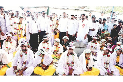 ಉಪ್ಪಾರಹಳ್ಳಿಯಲ್ಲಿ ಸಾಮೂಹಿಕ ವಿವಾಹ ಕಾರ್ಯಕ್ರಮ ನಡೆಯಿತು. ಶಾಸಕ ಜೆ.ಎನ್.ಗಣೇಶ್, ಪ್ರಮುಖರಾದ ಬಾದನಹಟ್ಟಿ ಗುರ‌್ರಪ್ಪ, ಗೊರೇಬಾಳ ಹೊನ್ನೂರಸ್ವಾಮಿ, ಉಡೇದ ತಿಮ್ಮಪ್ಪ, ಗೌಡ್ರು ಹನುಮನಗೌಡ, ಕಂಪ್ಯೂಟರ್ ತಿಮ್ಮಪ್ಪ ಇತರರಿದ್ದರು. 