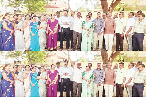 ಕಂಪ್ಲಿ ಎಸ್.ಎನ್.ಪೇಟೆ ಸಹಿಪ್ರಾಶಾಲೆ ಆವರಣದಲ್ಲಿ ರಾಜ್ಯ ಪ್ರಾಥಮಿಕ ಶಾಲಾ ಶಿಕ್ಷಕರ ಸಂಘದ ಸದಸ್ಯ ಶಿಕ್ಷಕರು ಚುನಾವಣಾ ಬಹಿಷ್ಕರಿಸಿದರು. ಶಿಕ್ಷಕರಾದ ಎಂ.ಎ.ನಾಗನಗೌಡ, ಶೆಟ್ರು ಚಂದ್ರಶೇಖರ, ರೇವಣಸಿದ್ದೇಶ, ಎಚ್.ಪಿ.ಸೋಮಶೇಖರ್, ಸುನೀತಾ ಪೂಜಾರ, ಶೆಟ್ರು ಚನ್ನಬಸಮ್ಮ ಇತರರಿದ್ದರು.
