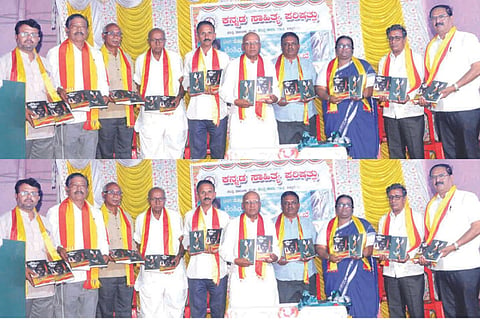 ಕಂಪ್ಲಿಯಲ್ಲಿ ಲೇಖಕ ಬಂಗಿ ದೊಡ್ಡ ಮಂಜುನಾಥ ಅವರ ‘ಬೆಂಕಿಯ ಶೀತ’ ಮತ್ತು ‘ಶೀತದ ಕಾವು’ ಜೋಡಿ ಕಾದಂಬರಿಗಳನ್ನು ಬಿಡುಗಡೆ ಮಾಡಲಾಯಿತು. ಕಾರ್ಯನಿರತ ಪತ್ರಕರ್ತರ ಸಂಘದ ಜಿಲ್ಲಾಧ್ಯಕ್ಷ ಎನ್.ವೀರಭದ್ರಗೌಡ, ಪ್ರಮುಖರಾದ ಡಾ.ನಿಷ್ಠಿ ರುದ್ರಪ್ಪ, ಕ.ಮ.ಹೇಮಯ್ಯಸ್ವಾಮಿ ಎನ್.ವೀರಭದ್ರಗೌಡ, ಡಾ.ಮುಮ್ತಾಜ್ ಬೇಗಂ, ಡಿ.ವೀರಪ್ಪ ಇತರರಿದ್ದರು. 