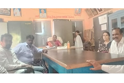 ಕಂಪ್ಲಿ ಪಟ್ಟಣದ ಷಾ.ಮಿಯಾಚಂದ್ ಸರ್ಕಾರಿ ಪ್ರೌಢಶಾಲೆಯಲ್ಲಿ ಹಳೆಯ ವಿದ್ಯಾರ್ಥಿಗಳು ಸಭೆ ನಡೆಸಿದರು.