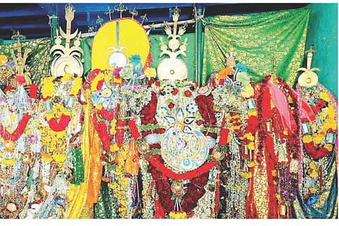 ಸುಗ್ಗೇನಹಳ್ಳಿಯಲ್ಲಿ ಪ್ರತಿಷ್ಠಾಪಿಸಿದ ಮೌಲಾಲಿ ತಾತ ಸೇರಿ ನಾನಾ ಪೀರಲು ದೇವರು.