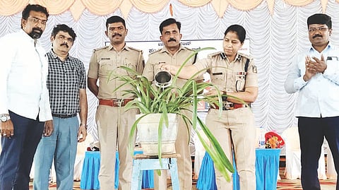 ಕಂಪ್ಲಿಯಲ್ಲಿ ಆಯೋಜಿಸಿದ್ದ ನಶಮುಕ್ತ ಕರ್ನಾಟಕ ರೈಸ್ ಕಾರ್ಯಕ್ರಮಕ್ಕೆ ಎಸ್ಪಿ ಡಾ.ಸುಮನ್ ಡಿ.ಪನ್ನೇಕರ್ ಚಾಲನೆ ನೀಡಿದರು. ಅಧಿಕಾರಿಗಳಾದ ಪ್ರಸಾದ್ ಗೋಖಲೆ, ಕೆ.ಬಿ.ವಾಸುಕುಮಾರ್, ಡಾ.ರವೀಂದ್ರ ಕನಕೇರಿ, ಟಿ.ಎಂ.ಬಸವರಾಜ, ಪ್ರಾಚಾರ್ಯ ಸಿದ್ದಣ್ಣ ಪರಮೇಶ್ವರ ಇದ್ದರು.