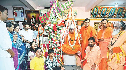ಎಮ್ಮಿಗನೂರಿನ ಹಂಪಿ ಸಾವಿರದೇವರ ಮಠದಲ್ಲಿ ಶ್ರೀ ವಾಮದೇವ ಶಿವಾಚಾರ್ಯರ ತುಲಾಭಾರ ನಡೆಯಿತು. ವರಸದ್ಯೋಜಾತ ಶಿವಾಚಾರ್ಯರು, ಬುಕ್ಕಸಾಗರದ ವಿಶ್ವಾರಾಧ್ಯ ಶಿವಾಚಾರ್ಯರು, ಹರಗಿನದೋಣಿಯ ಅಭಿನವ ಸಿದ್ಧಲಿಂಗ ಶಿವಾಚಾರ್ಯರು ಇತರರಿದ್ದರು.  