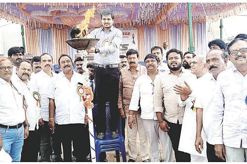ಕಂಪ್ಲಿಯಲ್ಲಿ ತಾಲೂಕು ಮಟ್ಟದ ಪಿಯು ಕಾಲೇಜುಗಳ ಕ್ರೀಡಾಕೂಟದ ಕ್ರೀಡಾಜ್ಯೋತಿಯನ್ನು ತಹಸೀಲ್ದಾರ್ ಜೂಗಲ ಮಂಜುನಾಯಕ ಬೆಳಗಿಸಿದರು. ಪ್ರಮುಖರಾದ ಕೆ.ಶ್ರೀನಿವಾಸರಾವ್, ಕೆ.ಎಸ್.ಚಾಂದ್‌ಬಾಷಾ, ಕೆ.ಎಂ.ಹೇಮಯ್ಯಸ್ವಾಮಿ, ಭಟ್ಟ ಪ್ರಸಾದ್, ಕೆ.ಎಸ್.ಶಾರುಖ್ ಇತರರಿದ್ದರು. 