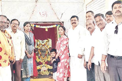 ಕಂಪ್ಲಿ ತುಳಜಾಭವಾನಿ ದೇವಸ್ಥಾನದಲ್ಲಿ ವಿಶೇಷ ಪೂಜೆ ನಡೆಯಿತು. ಪ್ರಮುಖರಾದ ಡಾ.ಬಿ.ಎಸ್.ಸುಧಾಕರ್, ತನುಜಾ ಸುಧಾಕರ್, ಎಚ್.ಪಿ.ಶಿಕಾರಿ ರಾಮು, ಪಿ.ಮೂಕಯ್ಯಸ್ವಾಮಿ, ಬಿ.ಸಿದ್ದಪ್ಪ ಇತರರಿದ್ದರು. 