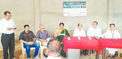 ತೆಂಗು ಬೆಳೆ ಕುರಿತು ಕುಮಟಾದ ಎವಿಪಿ ರೈತ ಉತ್ಪಾದಕ ಸಂಸ್ಥೆಯಲ್ಲಿ ಭಾನುವಾರ ಕರೆದಿದ್ದ (GI tag recognition )ಸಮಾಲೋಚನಾ ಸಭೆಯಲ್ಲಿ ಗಣಪತಿ ನಾಯ್ಕ ಮಾತನಾಡಿದರು. ಡಾ. ನಾಗೇಶ ನಾಯ್ಕ, ಜಿ.ವಿ. ನಾಯಕ, ಡಾ. ರೂಪಾ ಪಾಟೀಲ, ಚೇತನ ನಾಯ್ಕ, ಸುಮಂಗಲಾ ಮುರುಳಿ, ಡಾ. ಸುಭಾಷ ಚಂದ್ರನ, ಲಿಂಗರಾಜ ಇಟ್ನಾಳ ಇತರರಿದ್ದರು. 