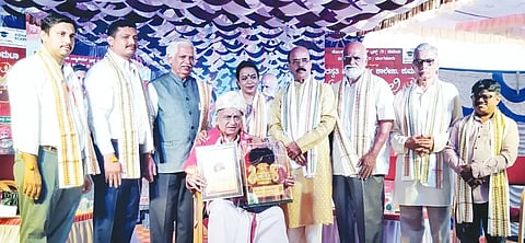 ಕುಮಟಾದ ಸರಸ್ವತಿ ಪಿಯು ಕಾಲೇಜಿನಲ್ಲಿ ಹಿರಿಯ ಭಾಗವತ ಸುಬ್ರಾಯ ಹೆಗಡೆ ಕಪ್ಪೆಕೆರೆ ಅವರಿಗೆ ವಿಧಾತ್ರಿ ಸಂಮಾನವಿತ್ತು ಗೌರವಿಸಲಾಯಿತು. ನಟಿ ಉಮಾಶ್ರೀ, ಕಾಸರಗೋಡ ಚಿನ್ನಾ, ಡಾ.ಜಿ.ಎಲ್. ಹೆಗಡೆ, ರಮೇಶ ಪ್ರಭು, ಗುರುರಾಜ ಶೆಟ್ಟಿ, ವಿ.ಎಸ್. ಭಟ್, ದಾಮೋದರ ನಾಯ್ಕ, ಕಿರಣ ಭಟ್ ಇತರರಿದ್ದರು.