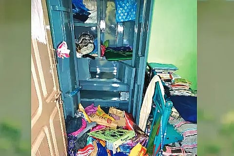 thieves ಕೊಂಡ್ಲಹಳ್ಳಿಯ ಮನೆಯೊಂದರ ಬೀರುವಿನ ಬಾಗಿಲು ಮುರಿದು ನಗ, ನಗದು ದೋಚಿರುವ ದೃಶ್ಯ.