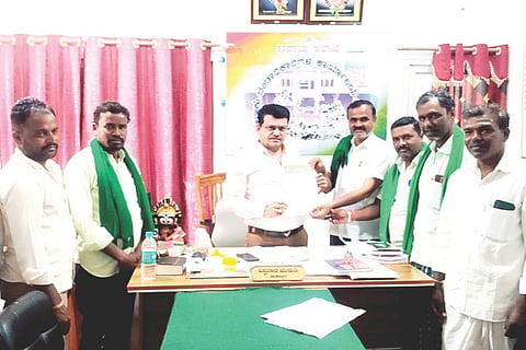 ರಾಜ್ಯ ಸರ್ಕಾರ ತನ್ನ ಆವರ್ತನಿಧಿಯಿಂದ ತೊಗರಿಗೆ ನಾಲ್ಕು ಸಾವಿರ ರೂ. ಬೆಂಬಲ ಬೆಲೆ ನೀಡಿ ಖರೀದಿಸಲು ಆಗ್ರಹಿಸಿ ರಾಜ್ಯ ರೈತ ಸಂಘದಿಂದ ಕನಕಗಿರಿ ತಹಸೀಲ್ದಾರ್ ವಿಶ್ವನಾಥ ಮುರುಡಿಗೆ ಮನವಿ ಸಲ್ಲಿಸಲಾಯಿತು. ಜಿಲ್ಲಾ ಪ್ರಧಾನ ಕಾರ್ಯದರ್ಶಿ ಶರಣಪ್ಪ ಗದ್ದಿ ಹುಲಿಹೈದರ, ತಾಲೂಕು ಅಧ್ಯಕ್ಷ ಭೀಮನಗೌಡ ಗುಡುದೂರು, ಶಿವಕುಮಾರ, ಸಣ್ಣ ಶೇಖರಪ್ಪ, ಸೋಮನಾಥ ನಾಯಕ ಇತರರಿದ್ದರು