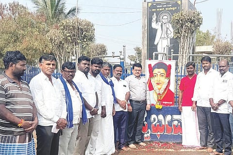 ಕನಕಗಿರಿಯ ಅಂಬೇಡ್ಕರ್ ವೃತ್ತದಲ್ಲಿ ಸಾವಿತ್ರಿಬಾಯಿ ಫುಲೆ ಜಯಂತಿ ಆಚರಿಸಲಾಯಿತು. ತಹಸೀಲ್ದಾರ್ ವಿಶ್ವನಾಥ ಮುರುಡಿ, ಪ್ರಮುಖರಾದ ಸಣ್ಣ ಕನಕಪ್ಪ, ಪಾಮಣ್ಣ ಅರಳಿಗನೂರು, ಪಂಪಾಪತಿ ಜಾಲಿಹಾಳ ಇತರರಿದ್ದರು.