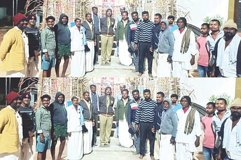 ಬೆನಕನಾಳ ಗ್ರಾಮದಲ್ಲಿ ಕಳ್ಳರ ಕಾಟ ಹೆಚ್ಚಾಗಿರುವ ಹಿನ್ನೆಲೆ ಗ್ರಾಮಸ್ಥರು ಶ್ರೀ ಶರಣಬಸವೇಶ್ವರ ದೇವಸ್ಥಾನದ ಬಳಿ ಕಾವಲು ಕಾಯುತ್ತಿರುವುದು.