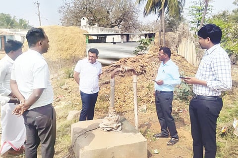 ಕನಕಗಿರಿ ತಾಲೂಕಿನ ಜಾಲಿಹುಡಾ ಗ್ರಾಮಕ್ಕೆ ತಹಸೀಲ್ದಾರ್ ವಿಶ್ವನಾಥ ಮುರುಡಿ, ತಾಪಂ ಇಒ ರಾಜಶೇಖರ ಭೇಟಿ ನೀಡಿ ಬೋರ್‌ವೆಲ್ ಪರಿಶೀಲಿಸಿದರು. ಆಡಳಿತಾಧಿಕಾರಿ ವಿರೂಪಾಕ್ಷಿ, ಪಿಡಿಒ ಬಸವರಾಜ ಸಂಕನಾಳ ಇತರರಿದ್ದರು.