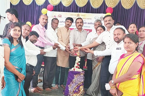 ಕನಕಗಿರಿ ಶ್ರೀ ಪಂಪಣ್ಣ ಶರಣಪ್ಪ ಗುಗ್ಗಳಶೆಟ್ರು ಸರ್ಕಾರಿ ಪ್ರಥಮ ದರ್ಜೆ ಕಾಲೇಜಿನಲ್ಲಿ ಹಮ್ಮಿಕೊಂಡಿದ್ದ ನನ್ನ ಮೆಚ್ಚಿನ ಪುಸ್ತಕ ಅಭಿಪ್ರಾಯ ಮಂಡನೆ ಮತ್ತು ಉಪನ್ಯಾಸ ಕಾರ್ಯಕ್ರಮವನ್ನು ಕನ್ನಡ ಪುಸ್ತಕ ಪ್ರಾಧಿಕಾರದ ಸದಸ್ಯ ಡಾ.ಶರಣಬಸಪ್ಪ ಕೋಲ್ಕಾರ ಉದ್ಘಾಟಿಸಿದರು. ಪ್ರಾಂಶುಪಾಲ ಡಾ.ಭಜರಂಗ ಬಲಿ, ನಿವೃತ್ತ ಪಿಡಿಒ ಬಿ. ವಿರುಪಣ್ಣ ಢಣಾಪುರ, ತಾವರಗೇರಾ ಸ.ಪ್ರ.ದ ಕಾಲೇಜಿನ ಪ್ರಾಂಶುಪಾಲ ಡಾ.ಬಿ.ವೆಂಕಟೇಶ ಇತರರಿದ್ದರು.