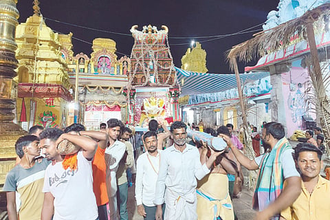 ಕನಕಗಿರಿಯ ಕನಕಾಚಲಪತಿ ಜಾತ್ರೆ ಅಂಗವಾಗಿ ಶನಿವಾರ ಪುಷ್ಪಯಾಗ ಮೆರವಣಿಗೆ ಜರುಗಿತು.