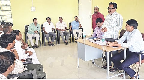 ಕನಕಗಿರಿಯ ತಾಪಂ ಸಭಾಂಗಣದಲ್ಲಿ ಆಯೋಜಿಸಿದ್ದ ಮಹನೀಯರ ಜಯಂತಿ ಸಭೆಯಲ್ಲಿ ಗ್ರೇಡ್-2 ತಹಸೀಲ್ದಾರ್ ಮಹಾಂತಗೌಡ ಮಾತನಾಡಿದರು. ಸಿಡಿಪಿಒ ವಿರುಪಾಕ್ಷ, ಪ್ರಮುಖರಾದ ವಾಗೇಶ ಹಿರೇಮಠ, ಮಹಾಂತೇಶ ಸಜ್ಜನ್, ಶರಣಪ್ಪ ಭತ್ತದ್ ಇತರರಿದ್ದರು.